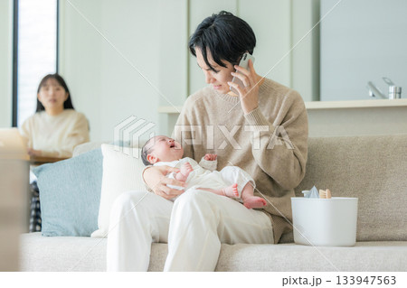電話をするパパと赤ちゃん 電話をするパパと赤ちゃん 133947563
