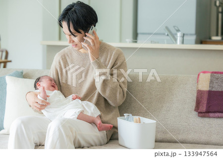 電話をするパパと赤ちゃん 133947564