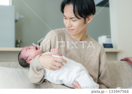 泣く赤ちゃん 133947568