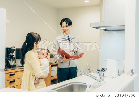 リフォームの打ち合わせをする男性と女性 リフォームの打ち合わせをする男性と女性 133947570