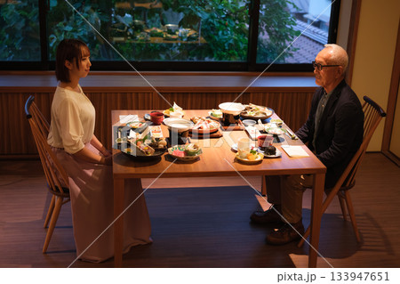旅館の親子2人でゆったりと楽しむ夕食シーン 旅館の親子2人でゆったりと楽しむ夕食シーン 133947651