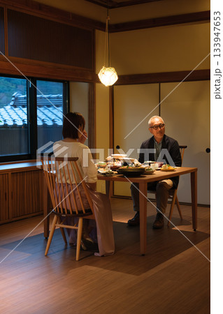 旅館の親子2人でゆったりと楽しむ夕食シーン 旅館の親子2人でゆったりと楽しむ夕食シーン 133947653