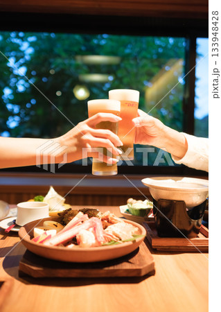 旅館の夕食で親子が乾杯を交わす温かい団らんのひととき 133948428