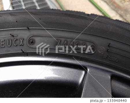 タイヤの製造年の刻印 タイヤの製造年の刻印 133948440