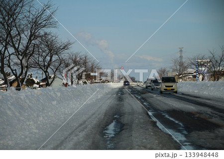 雪の轍の道路 133948448