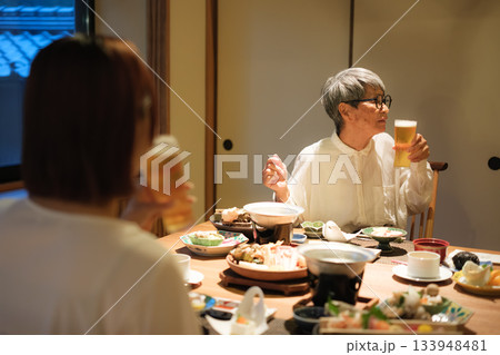 旅館の夕食で親子がビールを楽しむ穏やかなひととき 旅館の夕食で親子がビールを楽しむ穏やかなひととき 133948481