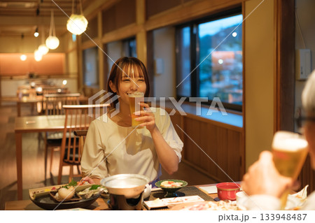 旅館の夕食で親子がビールを楽しむ穏やかなひととき 旅館の夕食で親子がビールを楽しむ穏やかなひととき 133948487