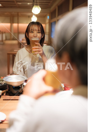 旅館の夕食で親子がビールを楽しむ穏やかなひととき 旅館の夕食で親子がビールを楽しむ穏やかなひととき 133948489