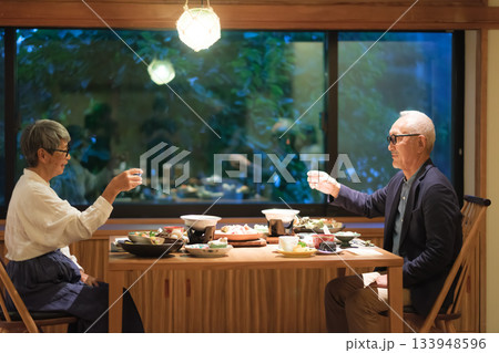 旅館の夕食でシニア夫婦がお酌を交わす温かいひととき 旅館の夕食でシニア夫婦がお酌を交わす温かいひととき 133948596