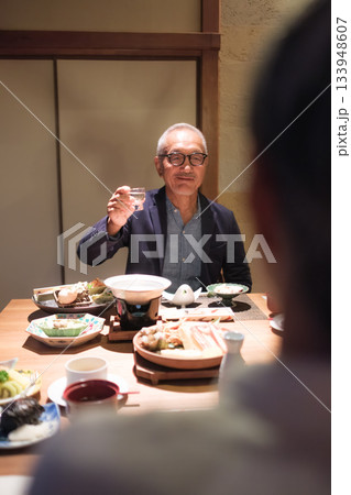 旅館の夕食でシニア夫婦がお酌を交わす温かいひととき 旅館の夕食でシニア夫婦がお酌を交わす温かいひととき 133948607
