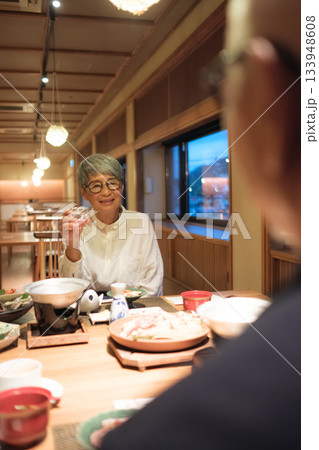 旅館の夕食でシニア夫婦がお酌を交わす温かいひととき 旅館の夕食でシニア夫婦がお酌を交わす温かいひととき 133948608