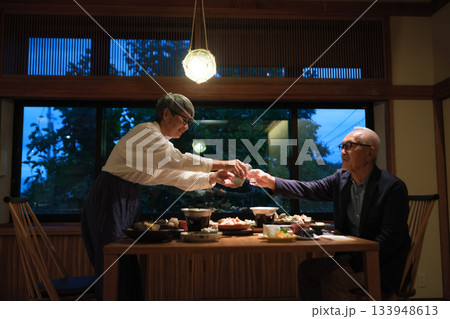 旅館の夕食でシニア夫婦がお酌を交わす温かいひととき 旅館の夕食でシニア夫婦がお酌を交わす温かいひととき 133948613