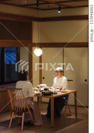 母娘で迎える還暦祝いの旅。旅館の静かな夕食で、温かな時間を分かち合う二人 母娘で迎える還暦祝いの旅。旅館の静かな夕食で、温かな時間を分かち合う二人 133948802