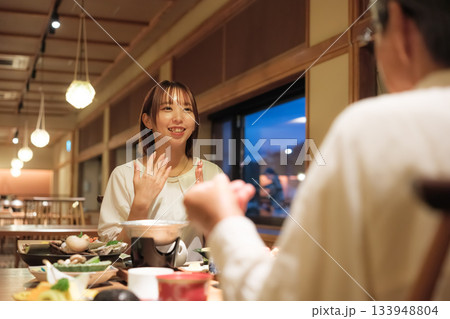 母娘で迎える還暦祝いの旅。旅館の静かな夕食で、温かな時間を分かち合う二人 母娘で迎える還暦祝いの旅。旅館の静かな夕食で、温かな時間を分かち合う二人 133948804