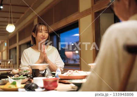 母娘で迎える還暦祝いの旅。旅館の静かな夕食で、温かな時間を分かち合う二人 母娘で迎える還暦祝いの旅。旅館の静かな夕食で、温かな時間を分かち合う二人 133948806