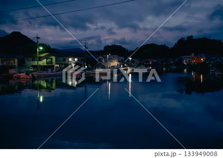 夜の神社に灯るあかり。静寂の中にただよう祈りと旅情の風景 133949008