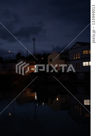 夜の神社に灯るあかり。静寂の中にただよう祈りと旅情の風景 133949013