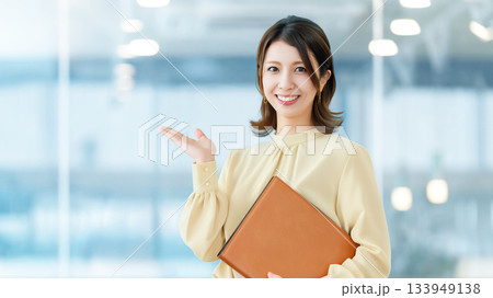 手で案内をする女性・ビジネスウーマン 手で案内をする女性・ビジネスウーマン 133949138