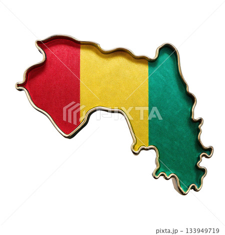 地図の形をしたギニアの国旗のブローチ 133949719