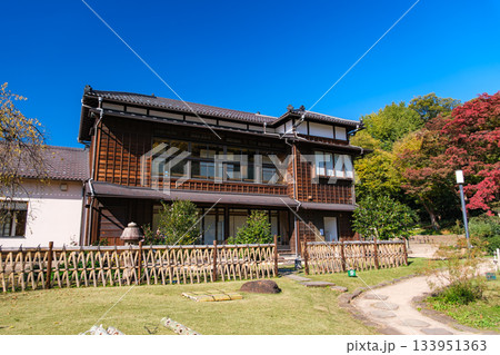 東京都文京区 紅葉の肥後細川庭園、松聲閣 133951363