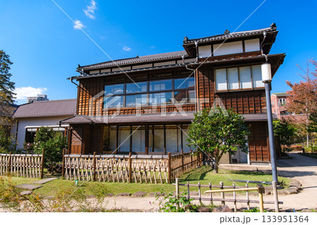 東京都文京区 紅葉の肥後細川庭園、松聲閣 133951364