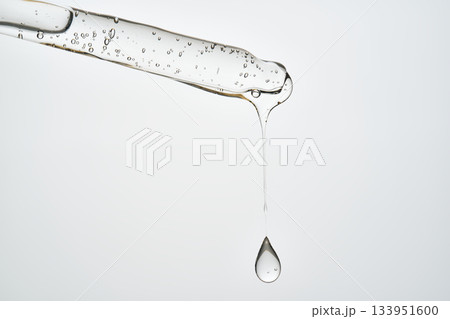 Cosmetic pipette dispensing serum creating single drop 133951600