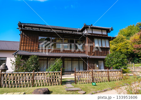 東京都文京区 紅葉の肥後細川庭園、松聲閣 東京都文京区 紅葉の肥後細川庭園、松聲閣 133951606