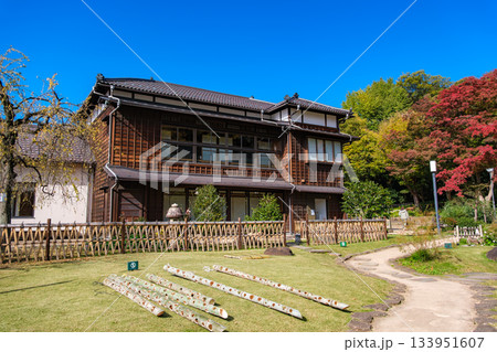 東京都文京区 紅葉の肥後細川庭園、松聲閣 東京都文京区 紅葉の肥後細川庭園、松聲閣 133951607