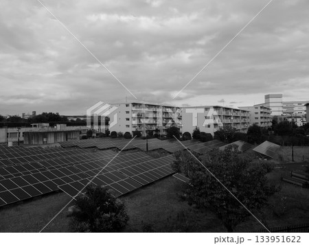 太陽光パネルのある風景。 133951622