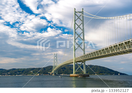 兵庫県神戸市 秋空と明石海峡大橋 133952127