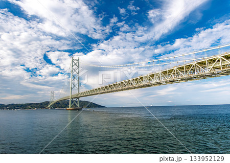 兵庫県神戸市 秋空と明石海峡大橋 133952129