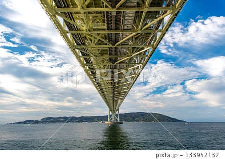 兵庫県神戸市 大迫力の明石海峡大橋 橋の裏側と巨大なインフラ 兵庫県神戸市 大迫力の明石海峡大橋 橋の裏側と巨大なインフラ 133952132