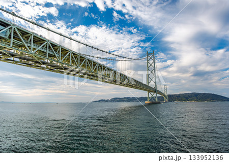 兵庫県神戸市 秋空と明石海峡大橋 133952136