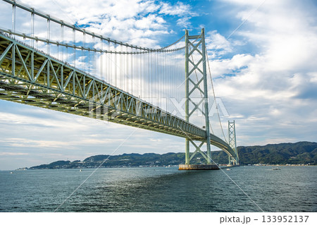 兵庫県神戸市 秋空と明石海峡大橋 133952137