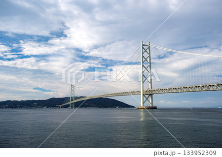 兵庫県神戸市 秋空と明石海峡大橋 兵庫県神戸市 秋空と明石海峡大橋 133952309