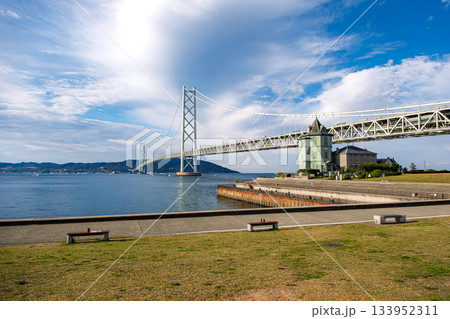 兵庫県神戸市 舞子公園から見る秋空の明石海峡大橋 133952311