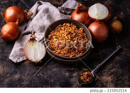 Bowl with chopped fried crispy onions 133952514