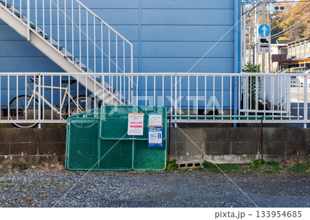 生活ゴミの回収が終わり畳まれた生活ゴミ回収カゴ 133954685