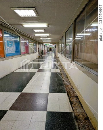 阪急電鉄茨木市駅前の地下商店街の通路 133954967