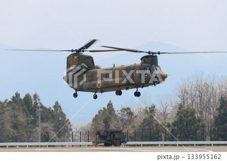 着陸進入する陸上自衛隊CH-47Jチヌーク 着陸進入する陸上自衛隊CH-47Jチヌーク 133955162