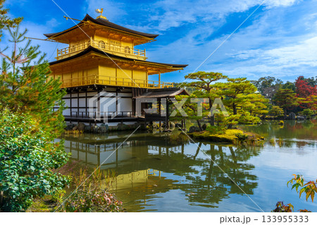 秋空の鏡湖池と金閣寺 秋空の鏡湖池と金閣寺 133955333
