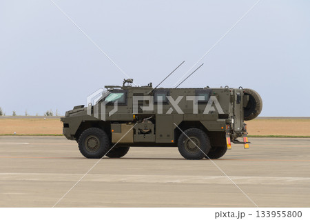 駐機場を走行する陸上自衛隊輸送防護車 駐機場を走行する陸上自衛隊輸送防護車 133955800