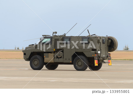駐機場を走行する陸上自衛隊輸送防護車 駐機場を走行する陸上自衛隊輸送防護車 133955801