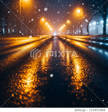 夜の道路と雪 133955868