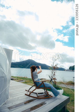 風のやさしさにほどける午後 133956126