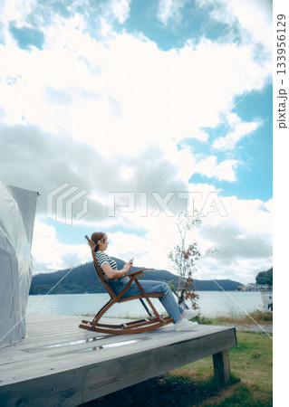 風のやさしさにほどける午後 133956129