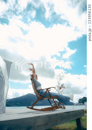 風のやさしさにほどける午後 133956130