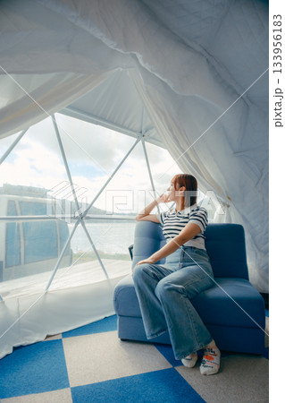 透きとおる朝のまどろみ 133956183