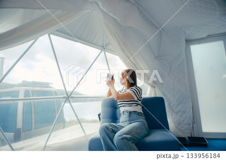 透きとおる朝のまどろみ 133956184