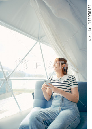 透きとおる朝のまどろみ 133956186